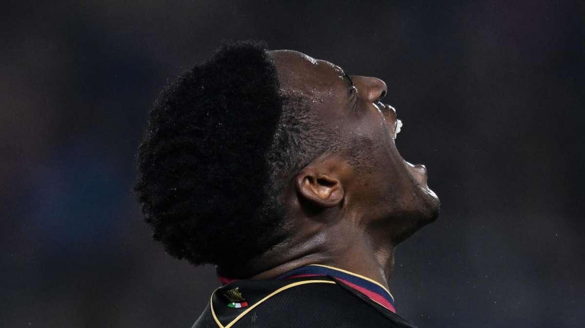 Lucumì, beffa doppia: regala alla Roma il rigore del 2-2 al 98esimo e salta Inter-Bologna per squalifica