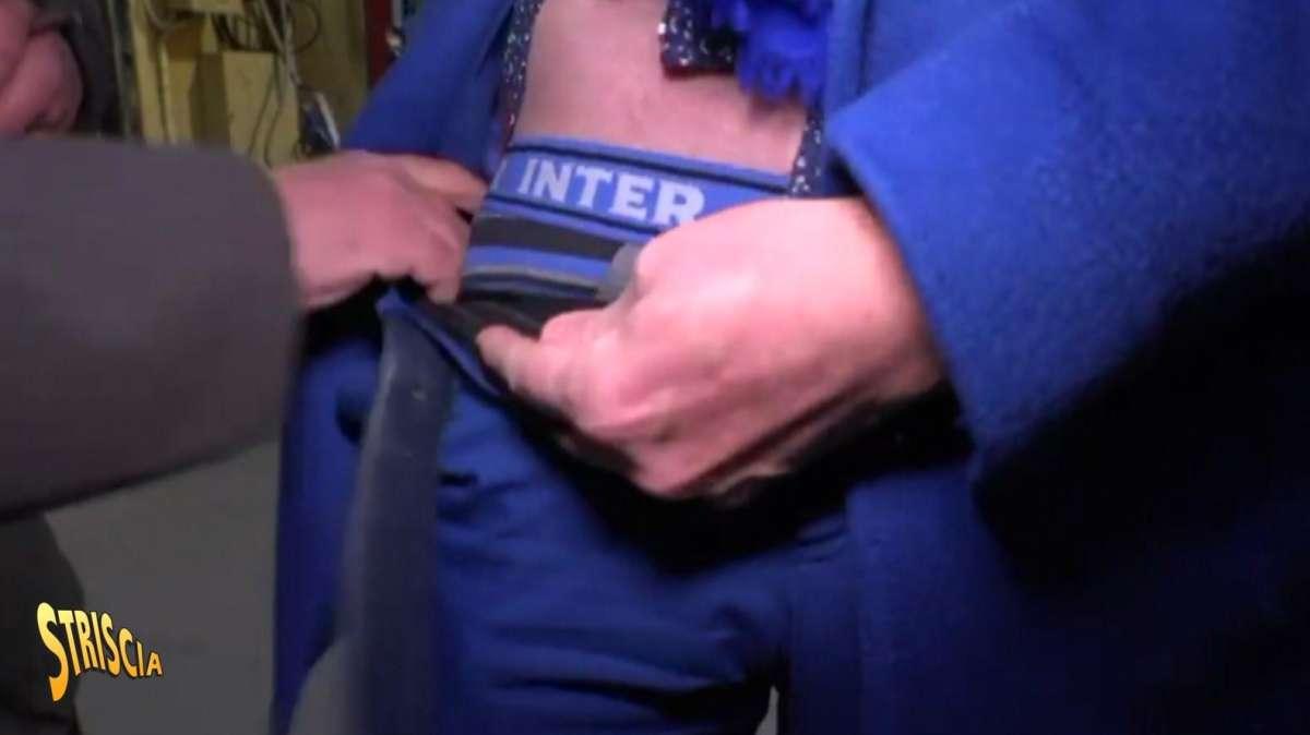Lo 'scoop' di Amadeus per 'Striscia La Notizia': mostra alle telecamere le mutande dell'Inter