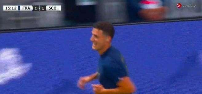 VIDEO - Francia-Scozia, Pavard e il vizio del gol: doppietta da urlo in 9 minuti