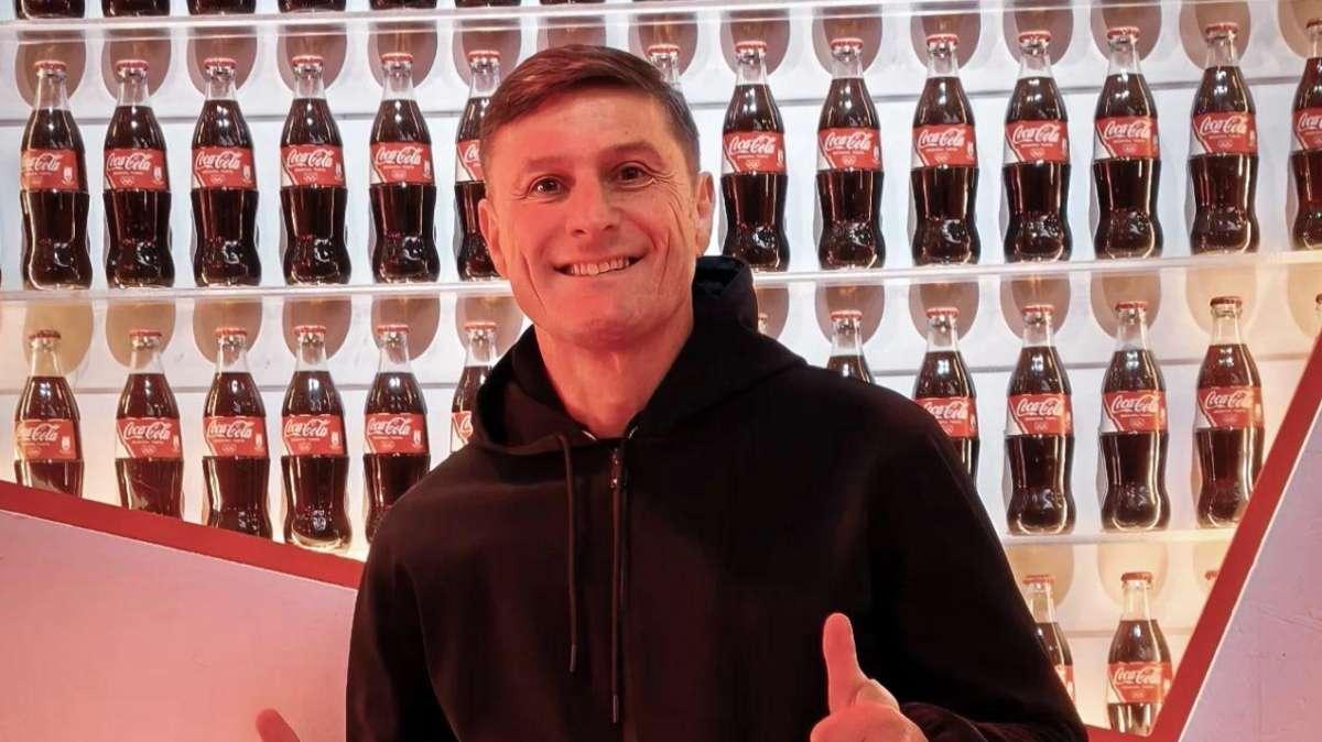 VIDEO - Coca Cola per Milano-Cortina 2026, Javier Zanetti crea la 'sua' lattina speciale