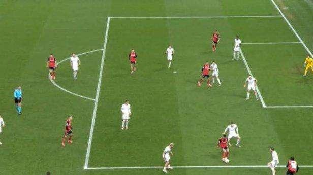 Moviola GdS - Vincic impreciso. Il corner del gol nasce da un sospetto fuorigioco. E pure sui due gialli...