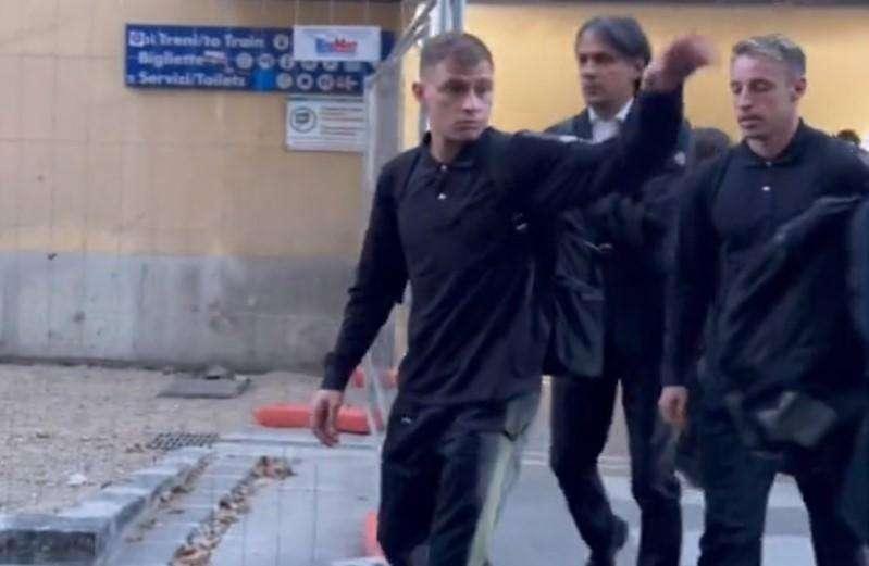 VIDEO - Inter a Firenze, prima di partire per Empoli saluti ad un gruppo di tifosi