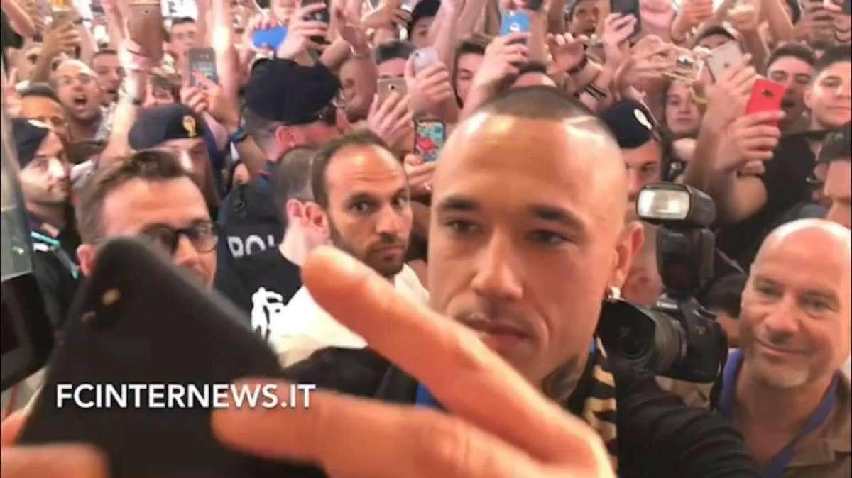 VIDEO - Nainggolan, saluto e selfie con i tifosi sotto la sede del club