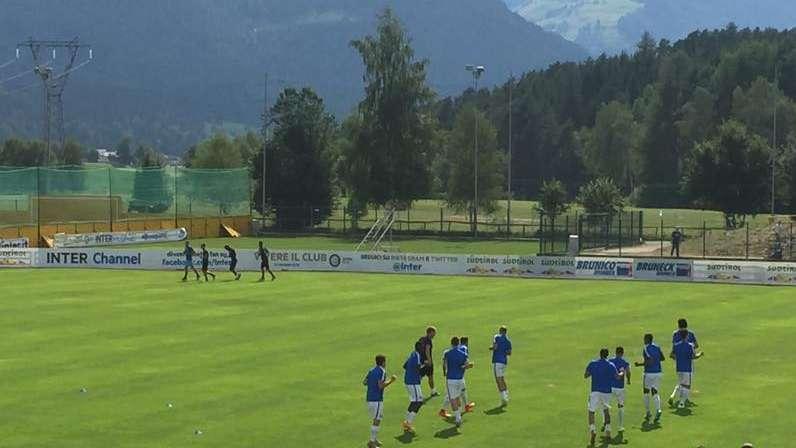 FOTO - Il riscaldamento prima della partita coi Kickers