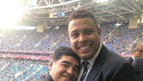 Confed Cup: l'abbraccio tra Ronaldo e Maradona