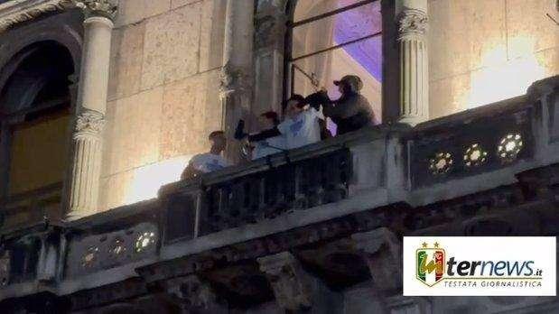 VIDEO - Lo show di Lautaro, Barella e Pavard in piazza Duomo