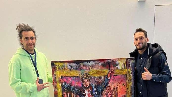 Calhanoglu diventa un'opera d'arte: l'omaggio di un pittore turco al giocatore dell'Inter
