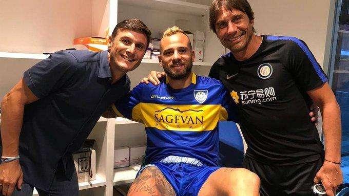 Carrarese, D'Auria si fa male durante l'allenamento con l'Inter. Zanetti e Conte lo incoraggiano