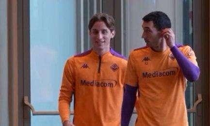 VIDEO - Bove al Viola Park, visita ai compagni di squadra. Applausi e sorrisi: il gol più bello di Edoardo