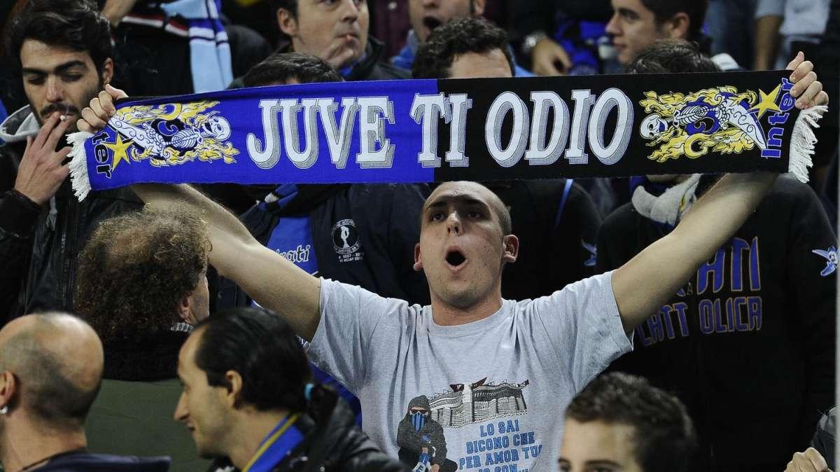 Dal settore ospiti si alza un coro: "Ci avete rotto..."