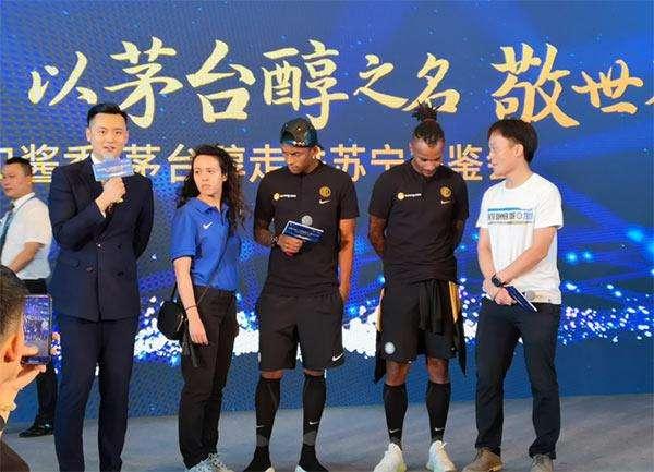 Maotai presenta i nuovi liquori Inter, Dalbert e Lazaro all'evento
