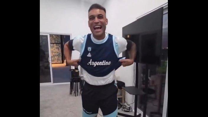 VIDEO - Regalo inatteso per Lautaro: la canotta della Seleccion di basket
