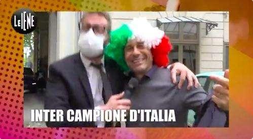 VIDEO - L'Inter vince lo scudetto, Conte festeggia anche con Le Iene: per il tecnico cori e parrucca tricolore