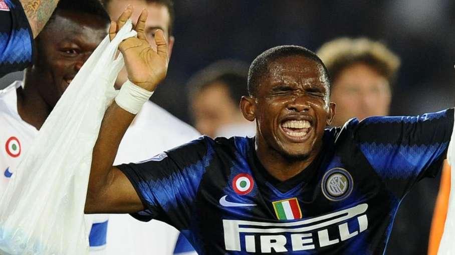 "Chi non salta rossonero è", Eto'o balza e sorride