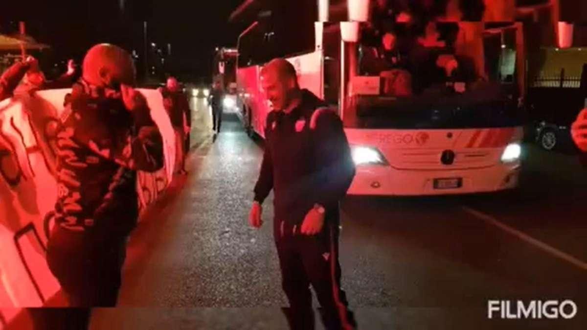 VIDEO - La Nord riaccoglie Stankovic a Milano: cori, fumogeni e mega striscione