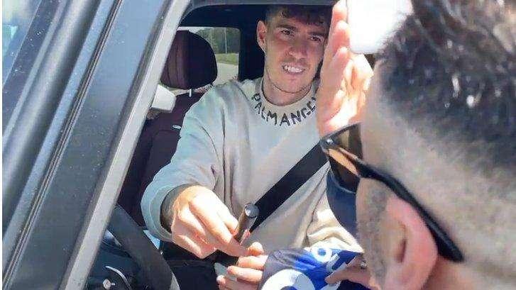 VIDEO - Bastoni avvolto dai tifosi prima di entrare al Suning Training Centre
