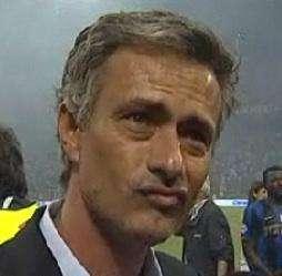 Mou ironico: "Milan favorito nel derby"