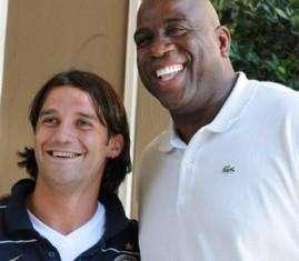 Chivu in posa con Magic Johnson