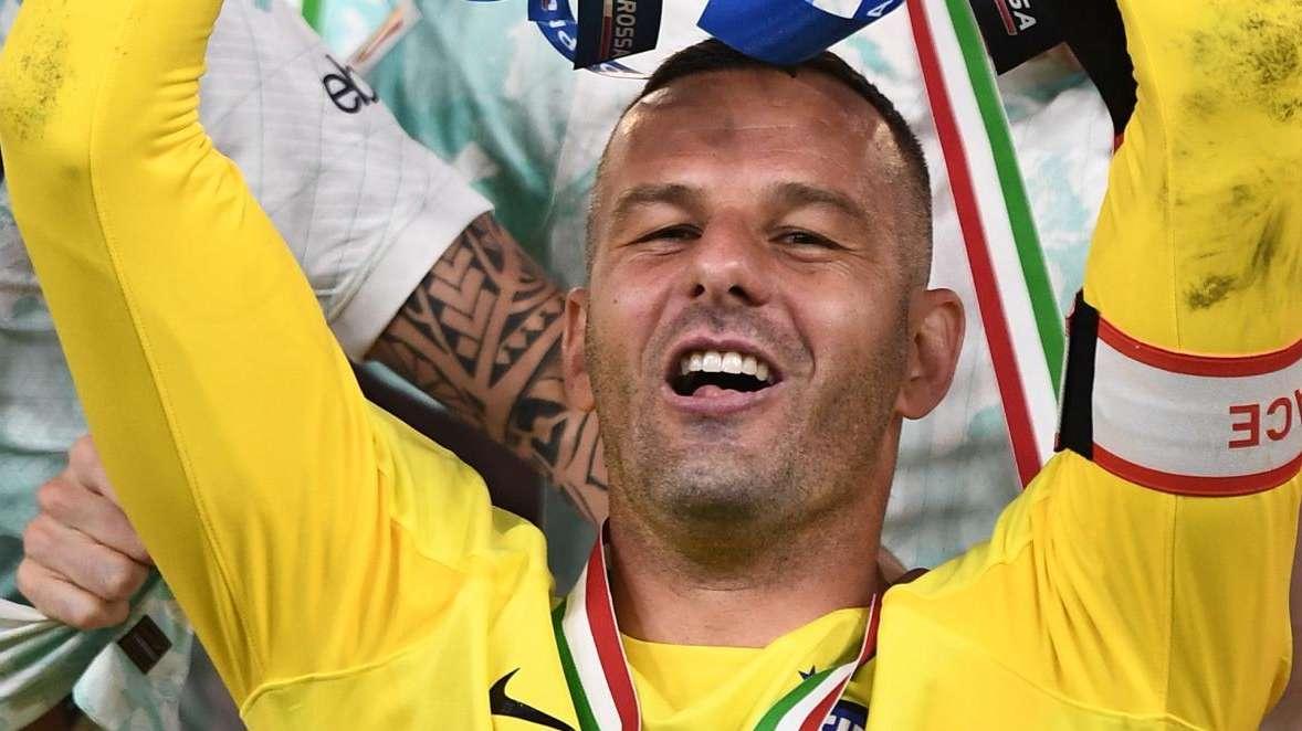 Niente offerte soddisfacenti, Handanovic lascia il calcio giocato. Rimarrà all'Inter con un nuovo ruolo