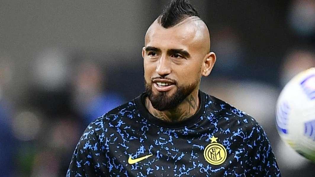 Vidal uscito claudicante a inizio ripresa: contusione alla coscia per il cileno