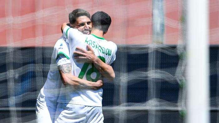 Raspadori e Berardi trascinano il Sassuolo: è 2-1 contro il Genoa