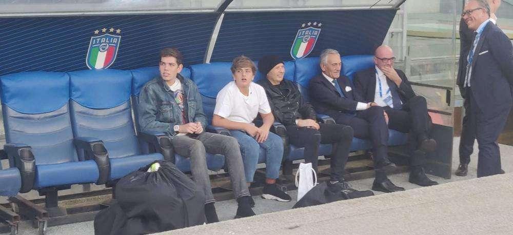 Mihajlovic special guest durante la rifinitura della Nazionale. Omaggiato con una maglia a lui dedicata
