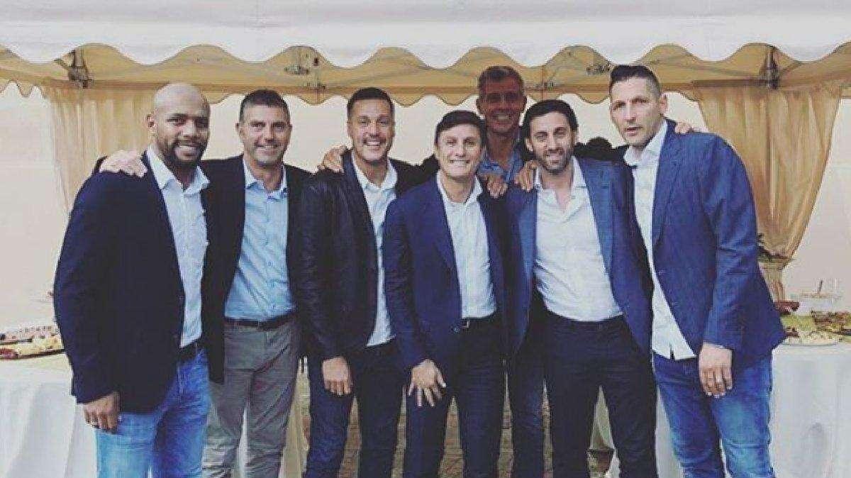 Materazzi, salto indietro nel tempo: in posa con i compagni del Triplete