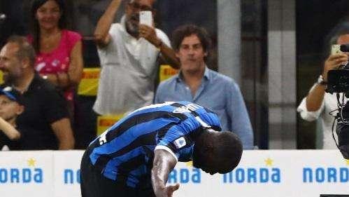 FOTO - Lukaku, esordio da brividi a San Siro: sigla il tris e s'inchina davanti ai tifosi