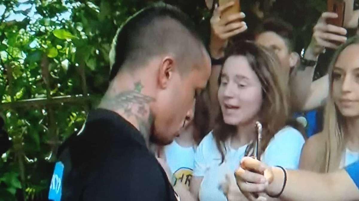 Lugano, i giocatori tornano in hotel. Alcuni tifosi a Nainggolan "Resta a Milano"