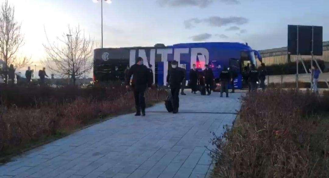 VIDEO - Coppa Italia, Inter partita per Firenze. I tifosi salutano Conte e chiedono l'autografo a Vidal