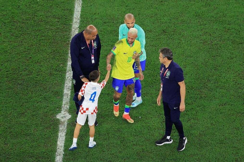 Neymar disperato a centrocampo dopo il ko con la Croazia, il figlio di Perisic va a consolarlo