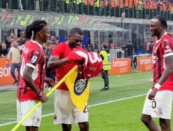 VIDEO - "L'offesa" dei milanisti: Leao e Fofana coprono il logo dell'Inter, Abraham li ferma