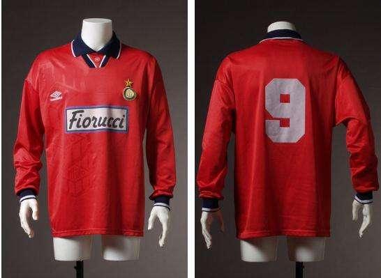 Retroscena maglia rossa: l'Inter la utilizzò già. Poi Moratti e lo United...