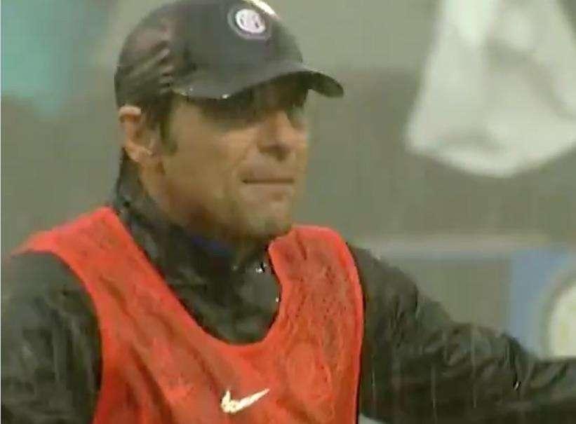 VIDEO - Inter, Conte dirige l'allenamento sotto una pioggia battente 