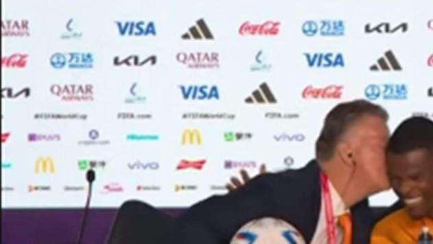 Van Gaal, bacio a Dumfries in conferenza stampa: "Lo avevo già fatto ieri, adesso gliene do un altro"