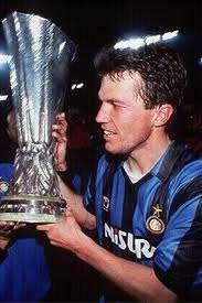 Lothar Matth&auml;us ai tempi dell'Inter, con la Coppa Uefa vinta nel 1991 a Roma