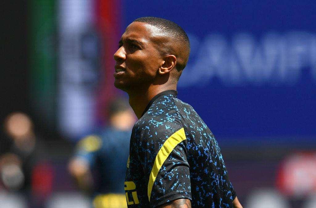 Sky - Rinnovi: l'Inter aspetterà ancora una settimana per le risposte di Young e Ranocchia  