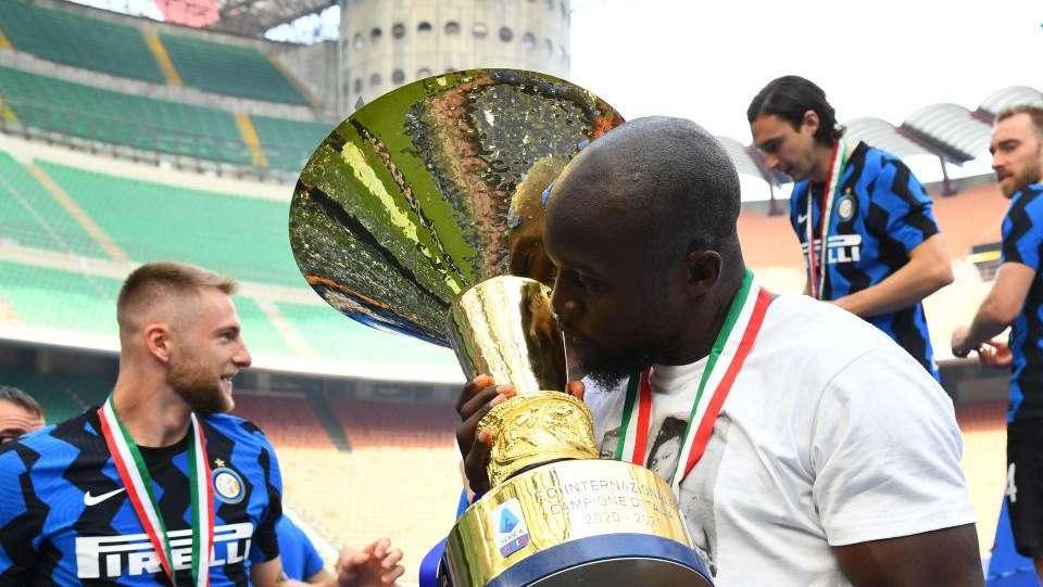 Lukaku premiato come MVP della stagione: "Grazie ai miei compagni e a Conte, lo dedico ai tifosi"
