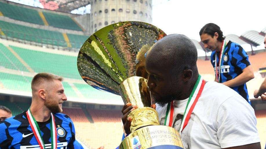Lukaku bacia la Coppa, l'esultanza sui social: "Campioni d'Italia"