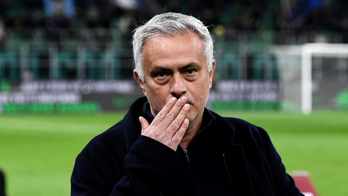 Roma, Mourinho e il saluto ai tifosi: "San Siro sarà così per lo Scudetto di Inter o Milan"