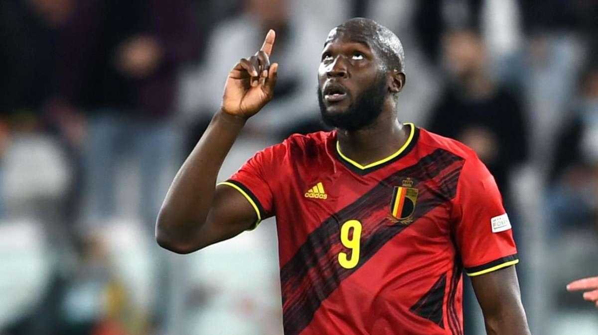 Lukaku stuzzicato nel ritiro del Belgio: "Torni all'Inter?". Big Rom si limita ad un no comment