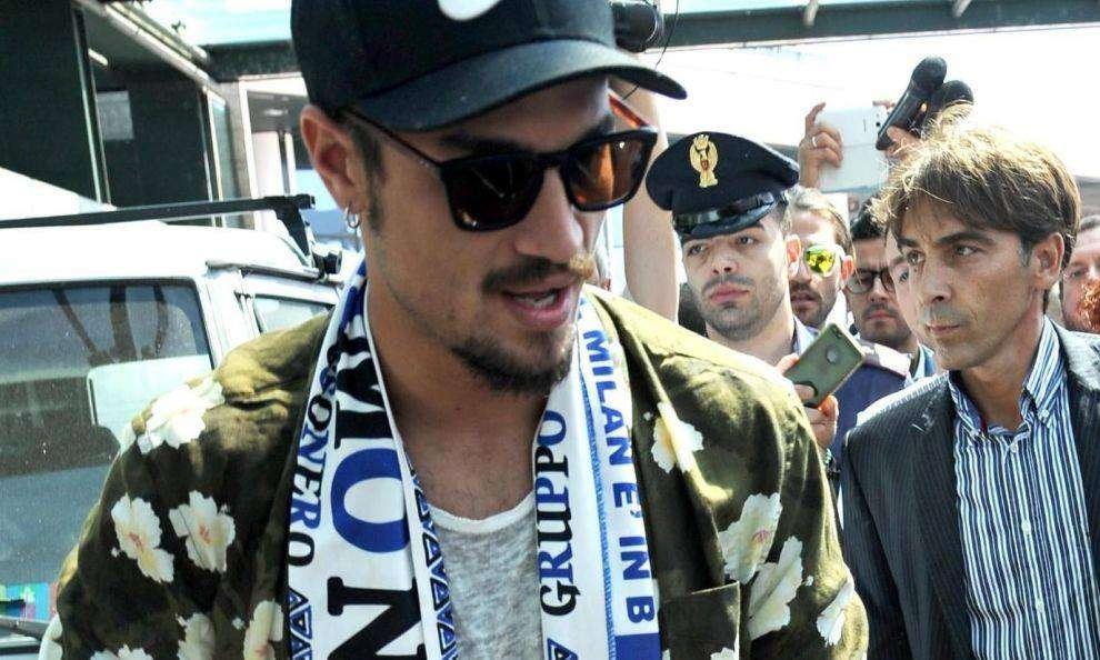 Camicia a fiori, cappellino in vista, occhiali da sole e una chitarra. Da Buenos Aires una rockstar per il Meazza