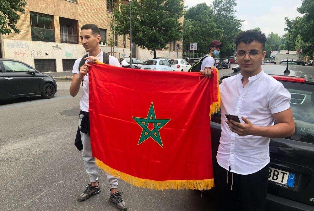 FOTO FcIN - Tifosi interisti al Coni in attesa di Hakimi. E spunta una bandiera marocchina