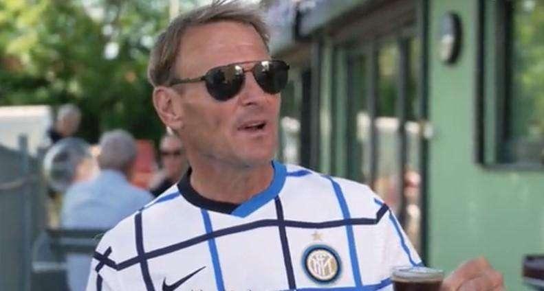 La Manchester 'rossa' tifa Inter. E Sheringham scopre di avere il sangue nerazzurro