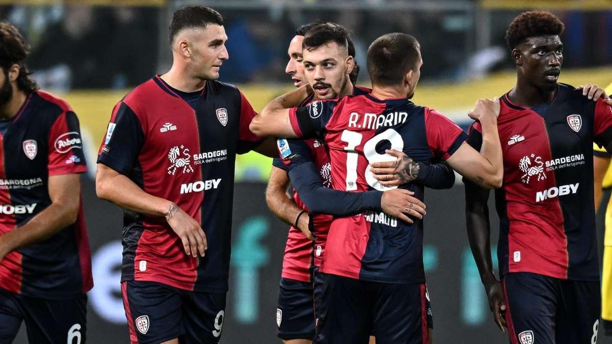 Cagliari, prima gioia per Nicola dopo una gara folle: i rossoblu sbancano 3-2 il Tardini di Parma