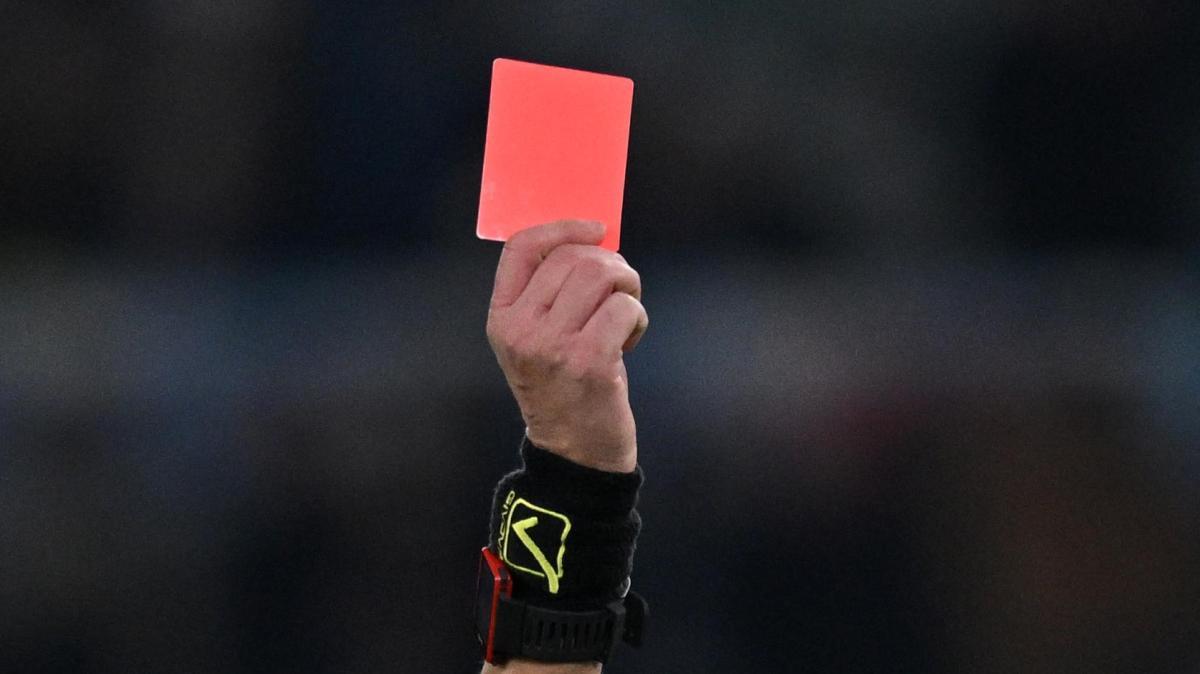 La UEFA cambia: la soglia delle squalifiche si alza da 3 a 4 ammonizioni