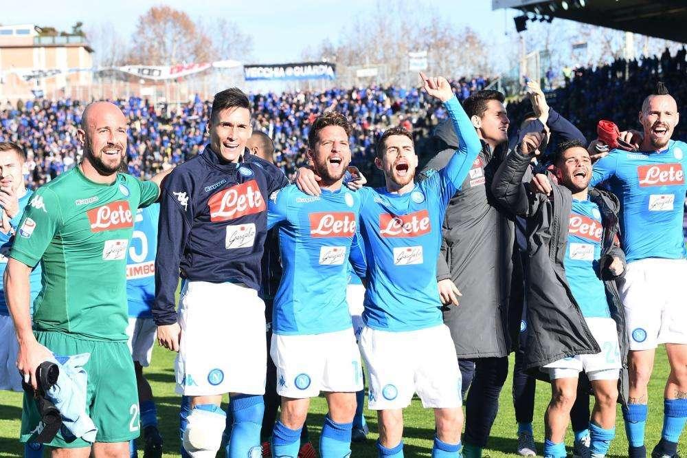 Il Napoli stende 2-0 il Benevento e resta in vetta