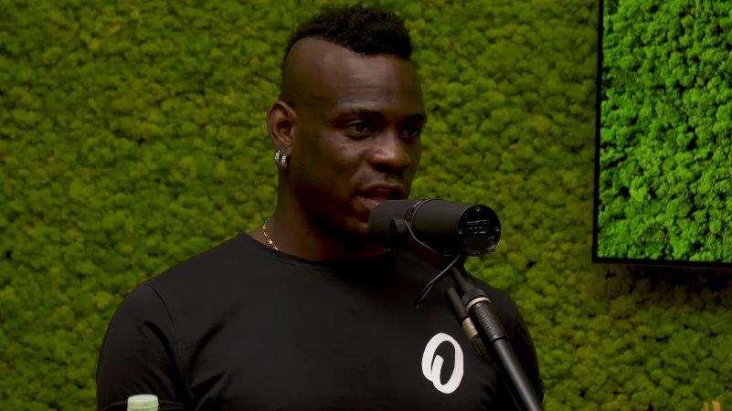 Balotelli: "Inter troppo superiore al Milan. Lo striscione di Dumfries? A parti inverse magari lo alzava Theo"