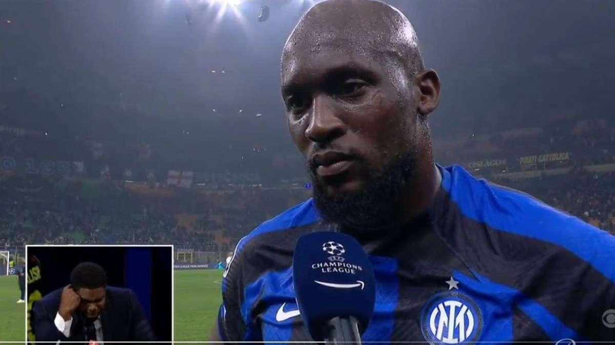 Richards si offre di tradurre live le parole di Lukaku e nello studio scoppiano le risate