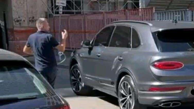 VIDEO - Sanchez firma la risoluzione di contratto con l'Inter: il cileno e l'agente hanno lasciato la sede 